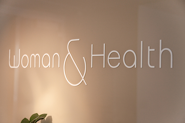 Das Logo von Woman & Health